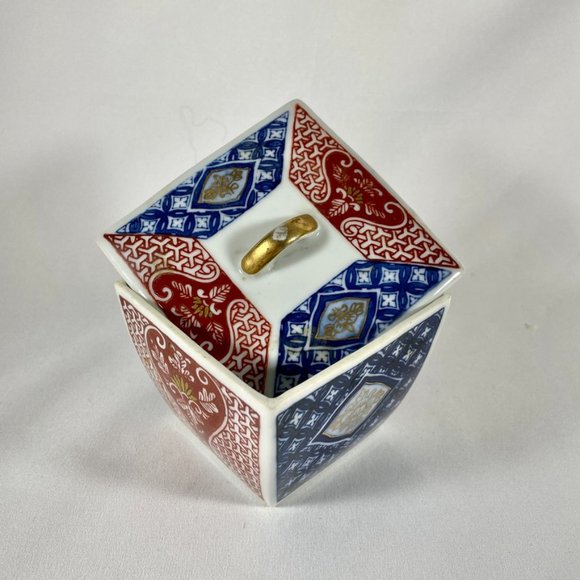 Vintage, Handcrafted, Chinese Porcelain Trinket Box in Ming Blue and Red Designs - Picture 2 of 8